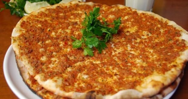 Hogyan lehet a legegyszerűbb lahmacun étteremstílust készíteni?