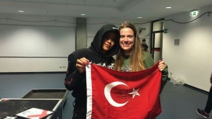 Rihannai török ​​lányok gesztusa!