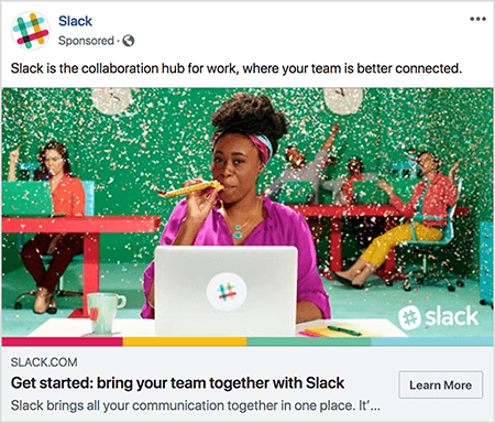 Ez egy képernyőkép a Slack Facebook-hirdetéséről. A hirdetés szövege a következőt mondja: „A Slack a munka együttműködési központja, ahol a csapata jobban összekapcsolódik.” A hirdetési képen egy fekete nő ül egy íróasztalnál, szürke laptopdal. Haja rövid, színes fejpánttal visszatartva. Fuschia blúzt és türkiz nyakláncot visel, és sárga zajvédőn fúj át. A háttérben mások ülnek az íróasztaloknál és színes ruhát viselnek. Az iroda élénkzöldre van festve, és konfetti esik le a mennyezetről. Talia Wolf azt javasolja, hogy hirdetéseiben használjon ehhez hasonló, nyers érzelmeket mutató fotókat.