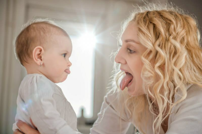 Miért kötődik a nyelv a csecsemőkben? A nyelvkötés tünetei csecsemőknél