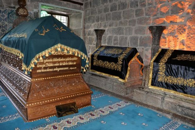Diyarbakir nők kötöttek a próféták sírjaihoz