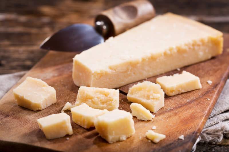 Mi a parmezán sajt és hogyan készül? Mely ételeket használják parmezán sajttal?
