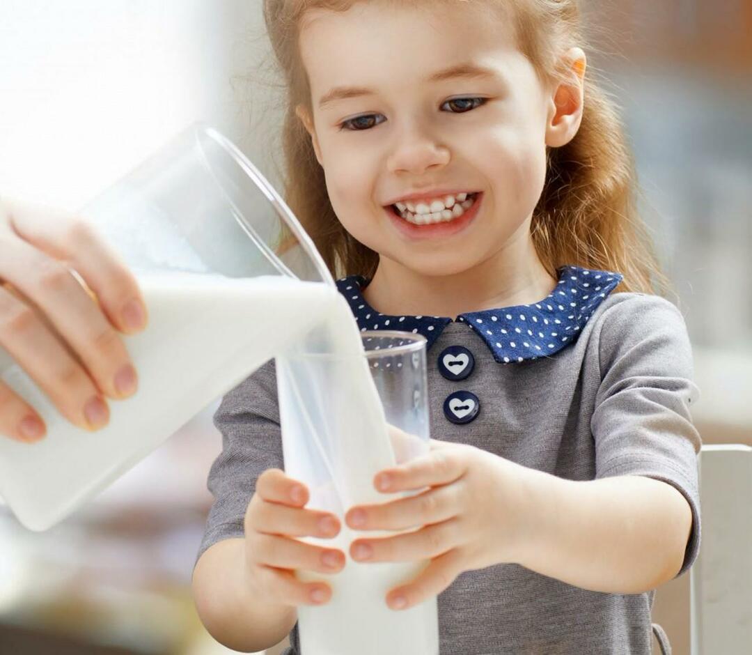 gyermek iszik tejet