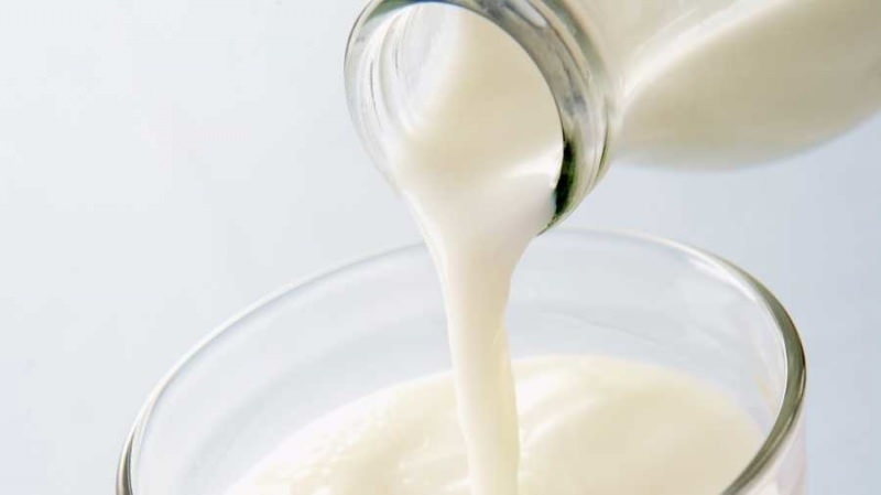 Mi a teendő annak elkerülése érdekében, hogy tejet öntsünk? Tejöntési technika anélkül, hogy teje fröcskölne rá