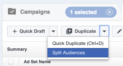 A Facebook Power Editor alkalmazásban kattintson a Másolat jobb oldalán található nyílra, és válassza a Közönségek felosztása lehetőséget.