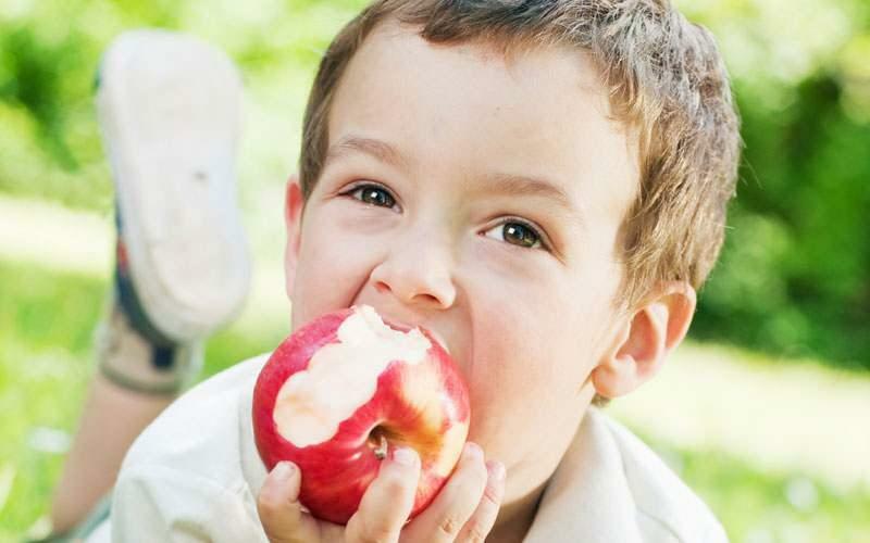 Friss gyümölcsök és zöldségek fogyasztása a fogászati ​​egészség érdekében gyermekeknél