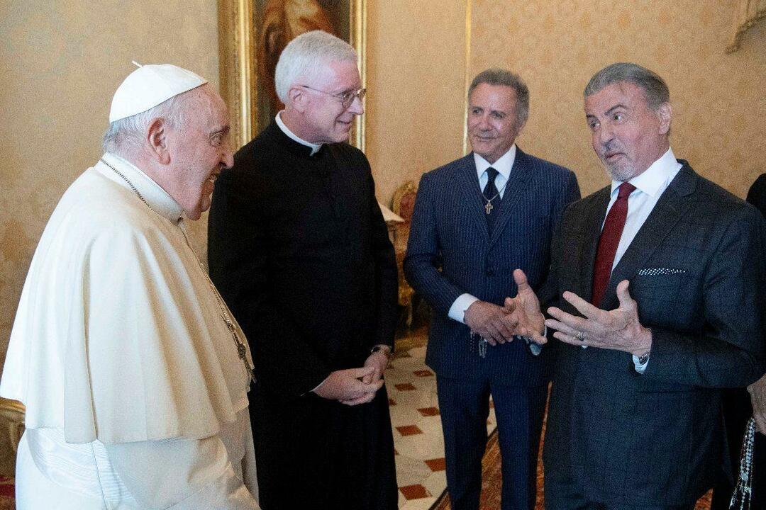 Sylvester Stallone családjával meglátogatta Ferenc pápát
