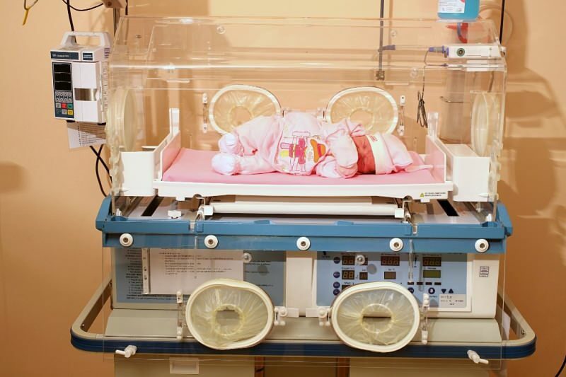 Hány napig maradnak csecsemők az inkubátorban? Az inkubátor jellemzői