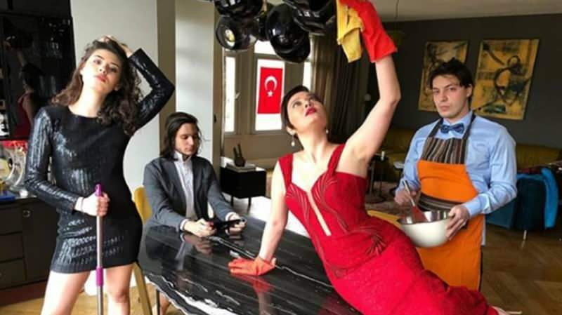 Nurgül Yeşilçay ünnepi tisztítás stílusa! Saját tisztítást végzett