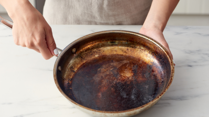 Hogyan tisztítsuk meg az égetett fém edényeket?