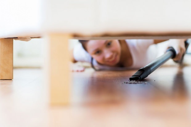 Hogyan lehet takarítani ágy alatt? Ágytakarítási tippek