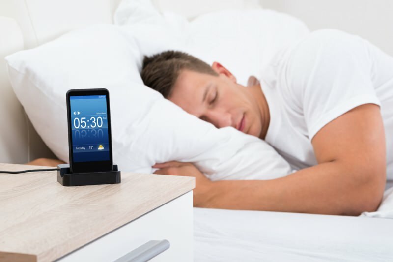 A mobiltelefon közelében alvás súlyos betegséget okoz