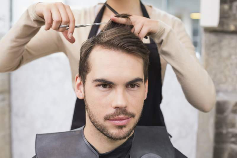 Hogyan történik a legegyszerűbb borotválkozás a haj szakállra? A legegyszerűbb módszer a férfiak hajvágására otthon