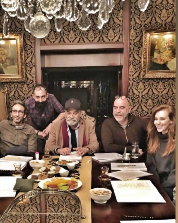 Haluk Bilginer és más színészek együtt 