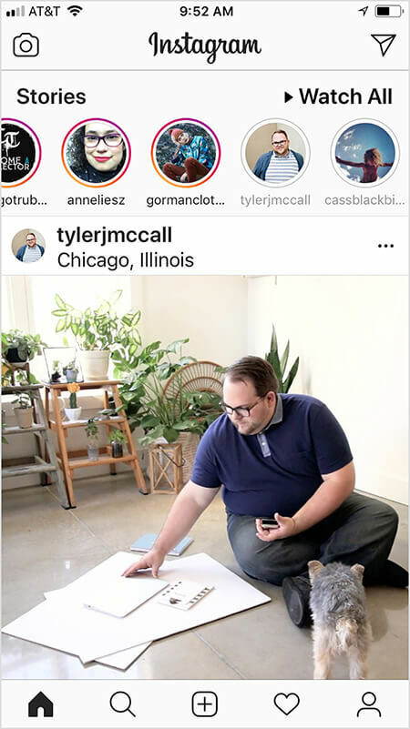 Tyler J. McCall észrevette, hogy az Instagram algoritmus úgy tűnik, hogy inkább egy fiók tartalmának nézetét jeleníti meg a hírcsatornában, ha a fiók Instagram-történetét nézi vagy interakcióba áll vele, és fordítva. A felhasználó Instagram kezdőképernyőjén Tyler bejegyzése látható, miután a felhasználó megnézte a történetét. Az Instagram hírcsatornáján az látható, ahogy Tyler a földön ül, nagy fehér papírlapokkal és jegyzetfüzettel. Egy kis fekete és barnás kutya néz Tyler felé. A létrákon sok zöld növény áll a háttérben.