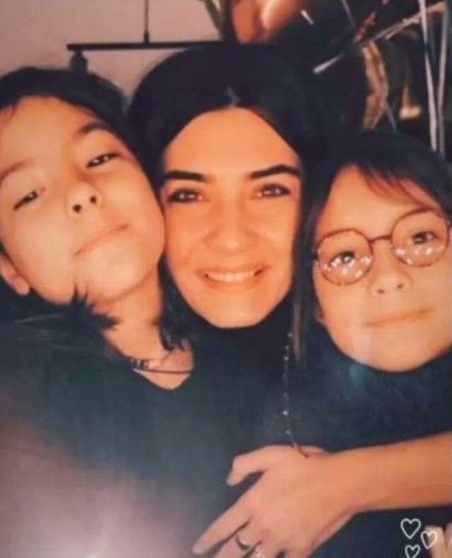 Tuba Büyüküstün megosztott egy képet lányaival