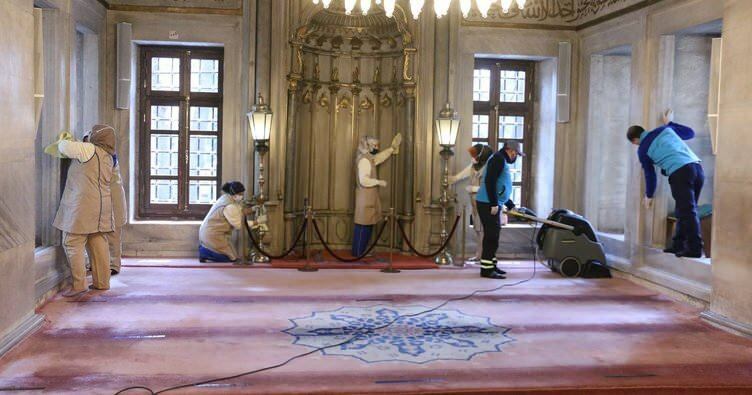 Eyüpsultan mecset rózsavízzel mosott a ramadán előtt