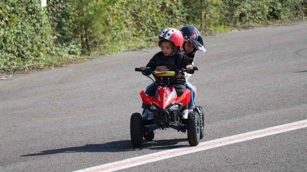 Kenan Sofuoğlu egy motorkerékpárt ajándékozott a 4 éves Göktürknek