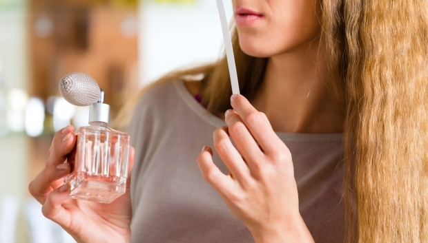 Hogyan lehet megérteni a hamis parfümöt? Milyen károkat okoznak a hamis parfümök?