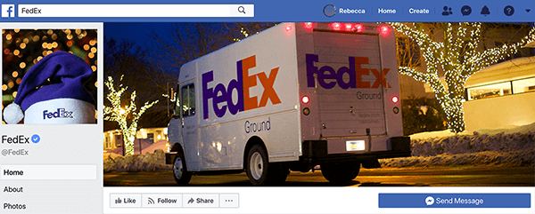 Ez a FedEx Facebook oldalának képernyőképe. Ünnepnapokra a profilkép egy lila mikulás sapka, a fehér sávra nyomtatva a FedEx-et. A címlapkép egy FedEx teherautó, amely fényekkel díszített házak mellett halad.
