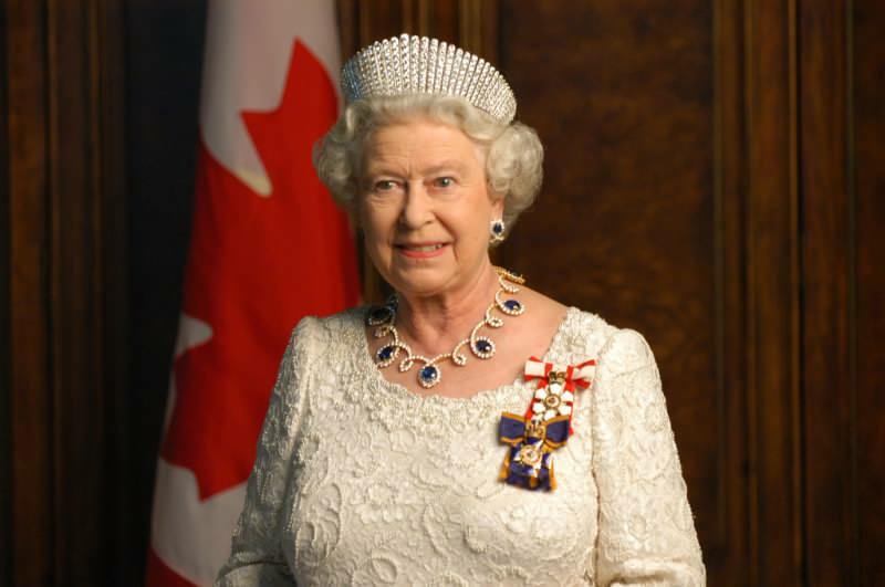 Erzsébet királynő elhagyta a palotát a koronavírus félelme miatt! Először 72 nap után nézték meg