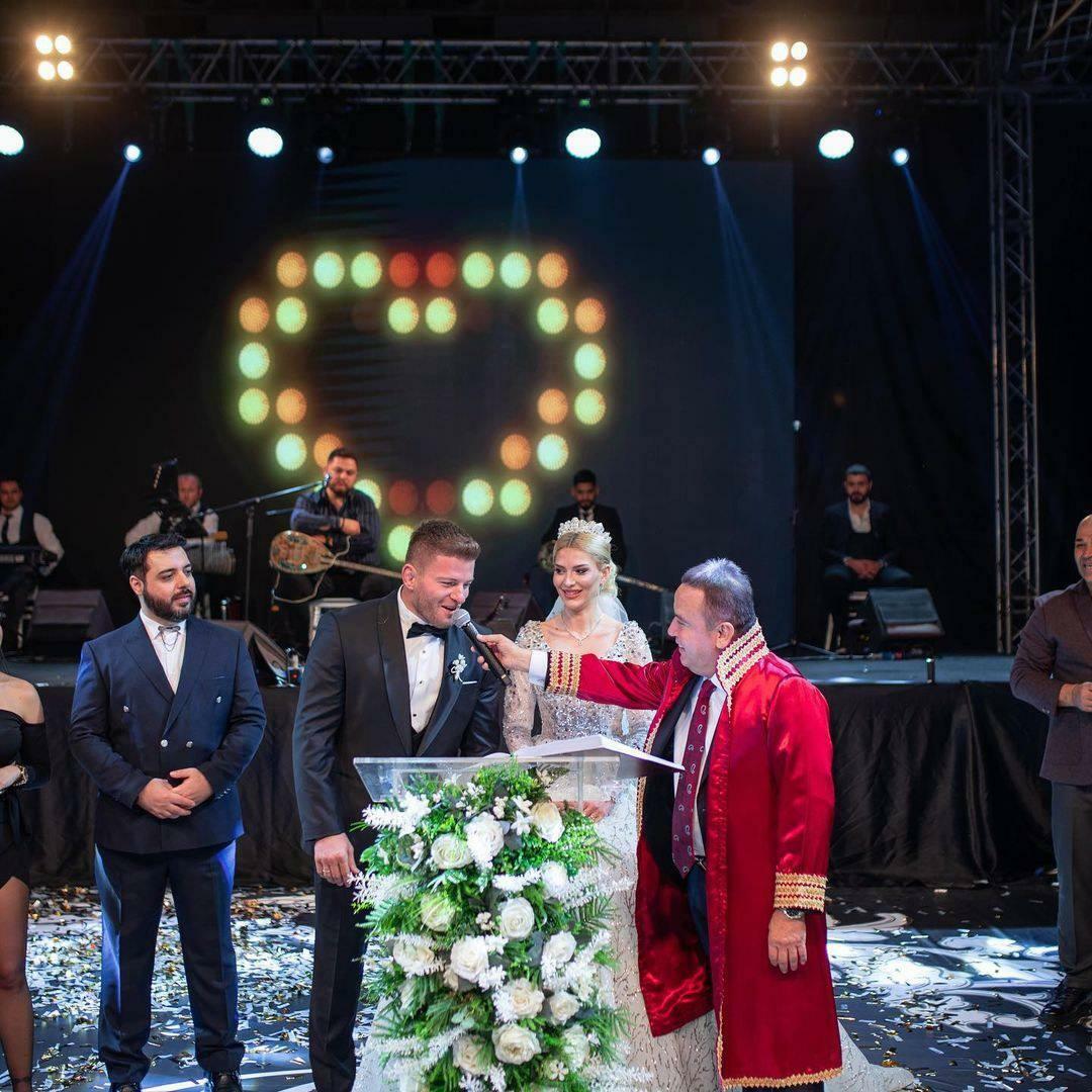 A híres pár esküvőjét Antalya Fővárosi Önkormányzatának polgármestere készítette.