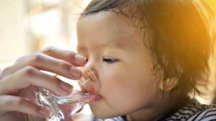 Hogyan kell vizet adni a babáknak? Adhatnak-e vizet hat hónaposnál fiatalabb babáknak?