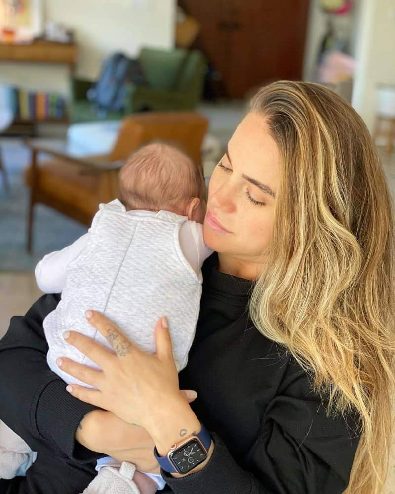 Ceyda Ateş színésznő váltása, miután karjaiba vette babáját!