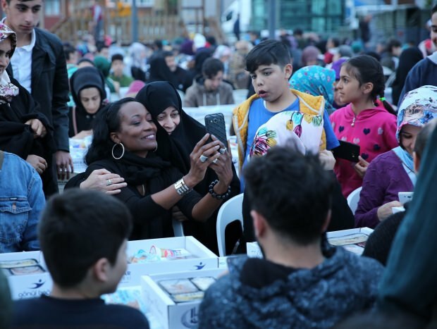Della Miles muszlim énekesnő tette iftar-ként Isztambulban