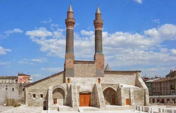Dupla minaret Madrasa