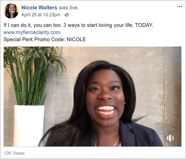 Nicole Walters egy Facebook élő videót oszt meg a Fierce Clarity tanfolyamáról. Üzleti ruhában jelenik meg egy semleges fal és egy magas bambusznövény előtt egy fehér ültetvényben.