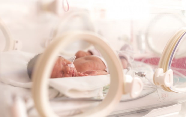 Miért inkubálják az újszülött babákat?