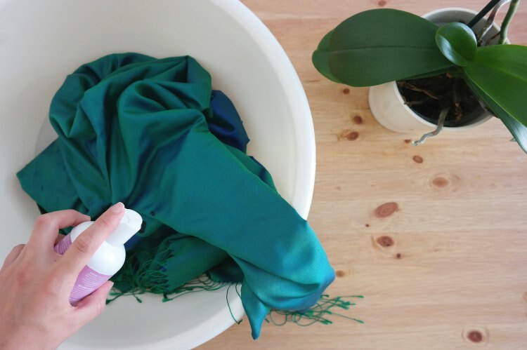 Hogyan tisztítsuk meg otthon a selyemkendőt / sálat?