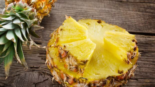 Hogyan vágják le az ananászot?