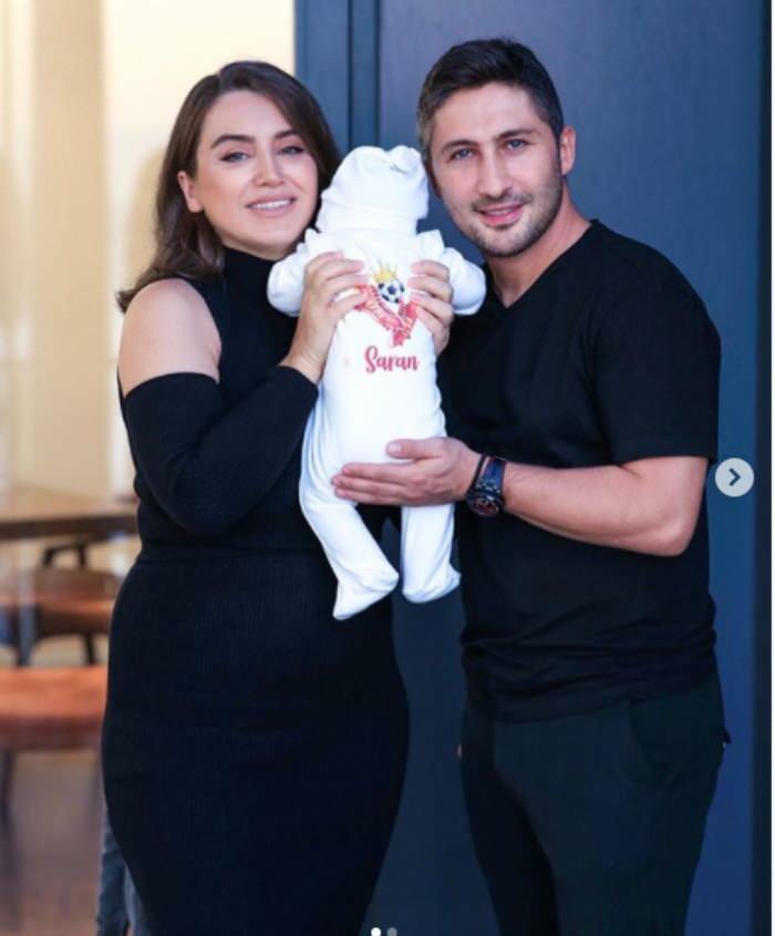 Yağmur-Sabri Sarıoğlu házaspár először mutatta meg csecsemőinek arcát