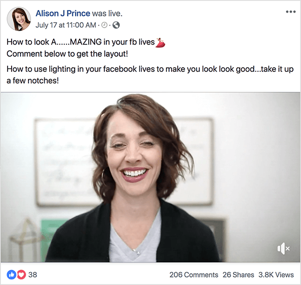 Ez egy képernyőkép Alison J Prince-ről, amely Facebook Live videót tart július 17-én, 11:00 órakor. A videó fölött a bejegyzés szövege a következőt mondja: „Hogyan nézhet ki egy... MAZING az fb életedben Hozzászólás az alábbiakban az elrendezés megszerzéséhez! Hogyan használd a világítást a facebook életedben, hogy jól nézel ki.. vegye fel néhány bevágással! ” A videóban Alison vállról felfelé jelenik meg. Fehér nő, hullámos, barna hajjal, éppen a válla fölött. Szürke, nyakú pólót és fekete kardigánt visel. Mosolyog a videóban. Az élő videóbejegyzés 38 reakcióval, 206 megjegyzéssel, 26 megosztással és 3,8 ezer megtekintéssel rendelkezik. Mary Kathryn Johnson elmagyarázza, hogy ezek az élő videók az érdeklődő nézőket Alison Messenger bottölcsérébe mozgatják.