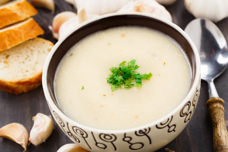 Hogyan készítsünk fokhagymás levest? Gyönyörű gyógynövény fokhagyma leves recept