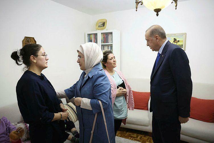 Recep Tayyip Erdoğan elnök és felesége, Emine Erdoğan meglátogatta a földrengést túlélő családot