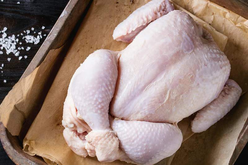 Ellenőrizze a csirke színét és illatát