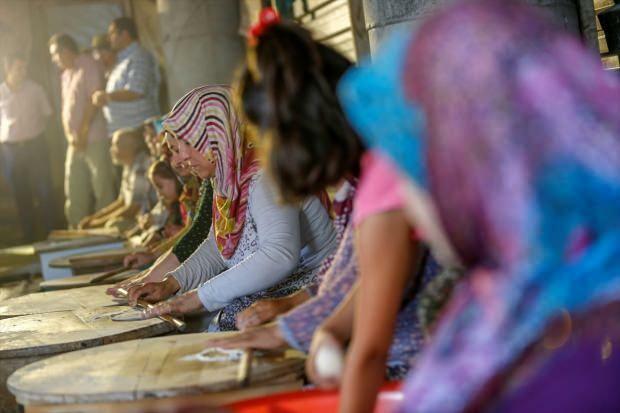 Antalyából 70 nő palacsintákat készít palacsinták eladásával