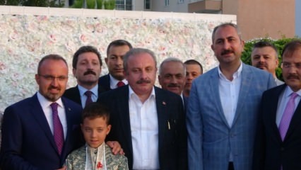 A politikai világ az AK Párt Csoportjának alelnökének, Bülent Turannak a körülmetélési ünnepségen találkozott