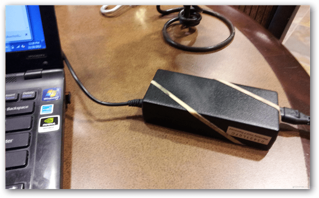 Tartsa távol a laptop tápegységét az íróasztal csúsztatásától gumiszalaggal
