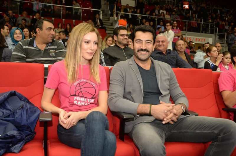 a rózsaszín kosárból, ahol Sinem Kobal és felesége, Kenan Imirzalıoğlu vesz részt 
