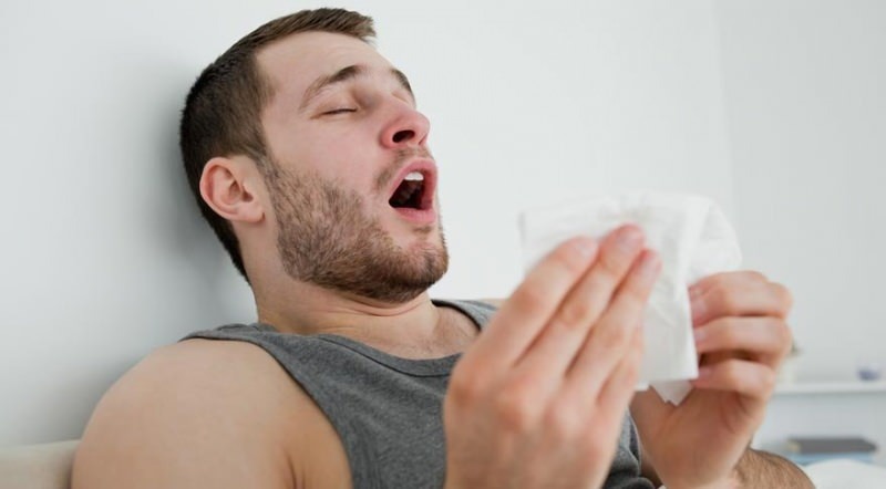 A tüsszögés a korona jele? Allergia és koronavírus tünetei