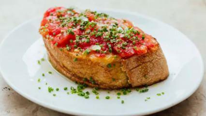A spanyol konyha elmaradhatatlan receptje! Hogyan készítsünk pan con tomatet? Paradicsomos kenyér recept