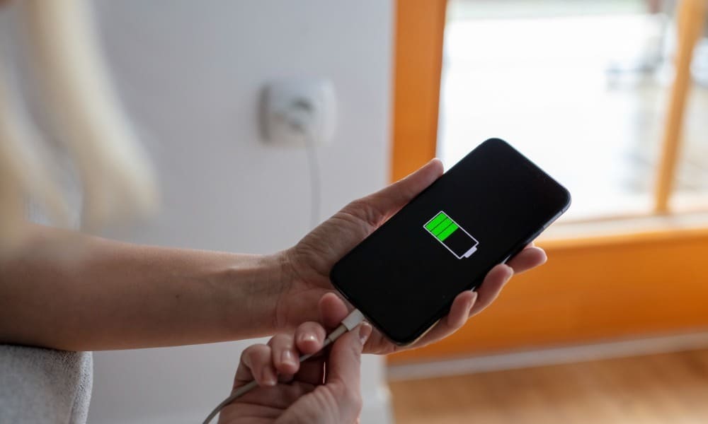 A tiszta energia töltés kezelése iPhone-on