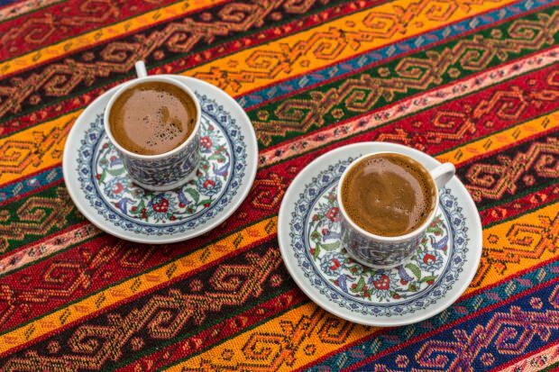 Hogyan lehet elérni a török ​​kávé ízének keménységét?