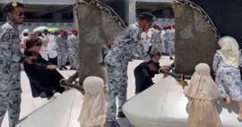 A Masjid al-Haram őrsége jött, hogy segítsen! Miközben a kis zarándokjelöltek próbálják megérinteni a Kába...