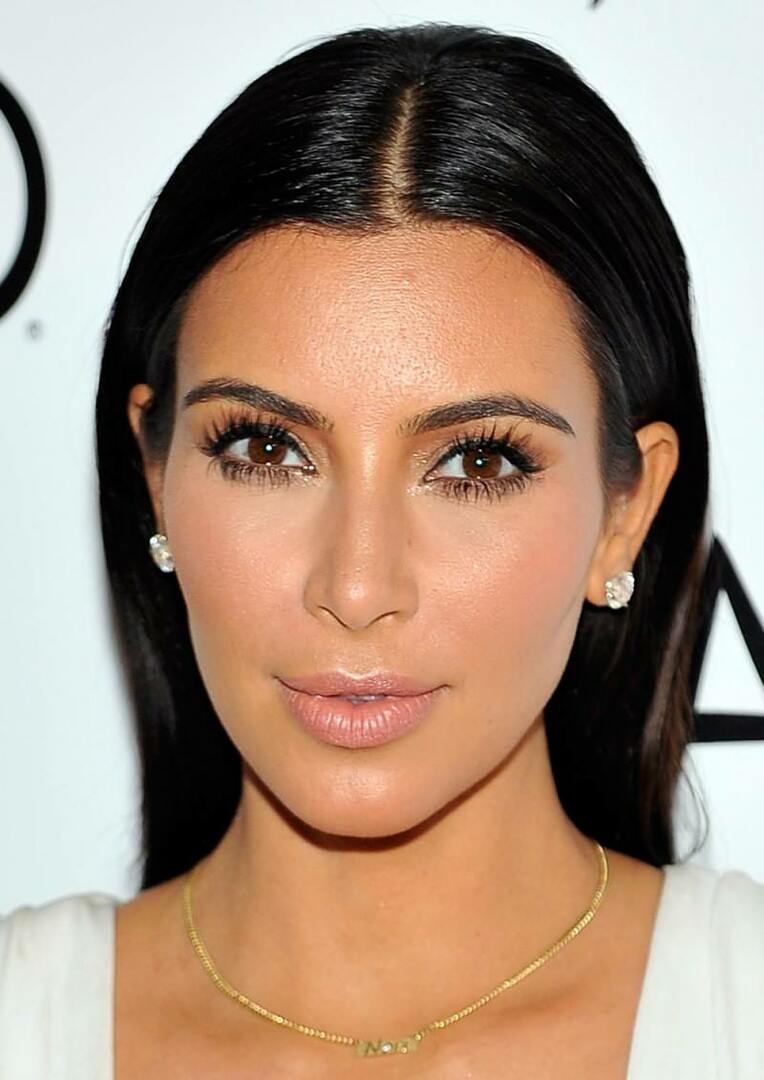 Kim Kardashian támogatja a civileket meggyilkoló emranisztánt