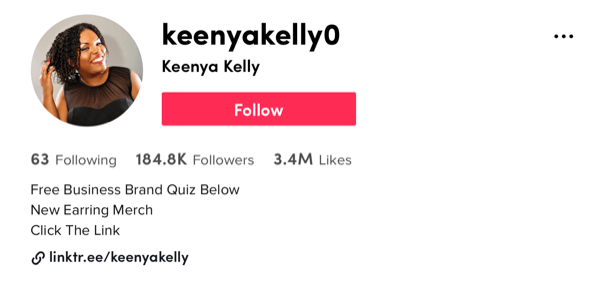 képernyőkép példa a @ keenyakelly0 tiktok profilra, amelyen 184,8 ezer követő és 3,4 millió kedvelés látható leírás, amely ingyenes vetélkedőt, új fülbevaló árut és cselekvésre ösztönzést kínál a linktr.ee profiljára kattintva link